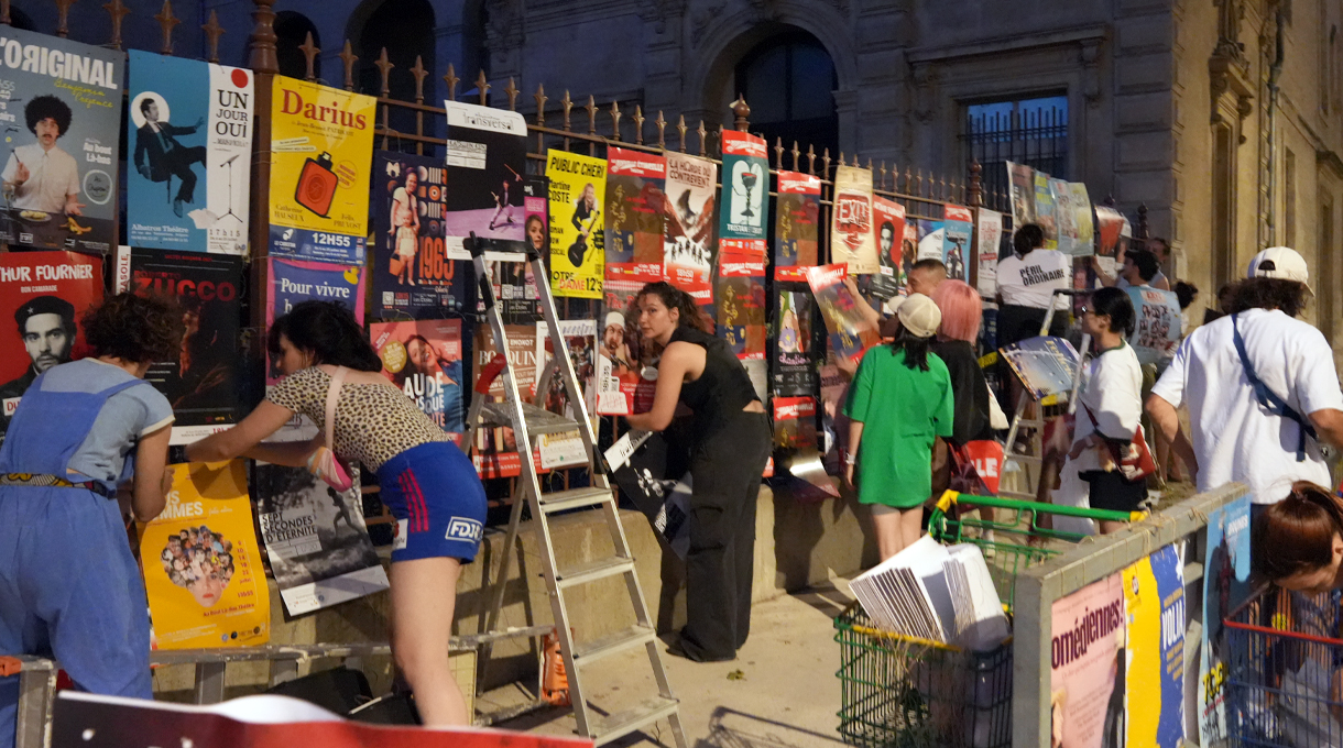 Nuit de collage d'affiches dans les rues d'Avignon