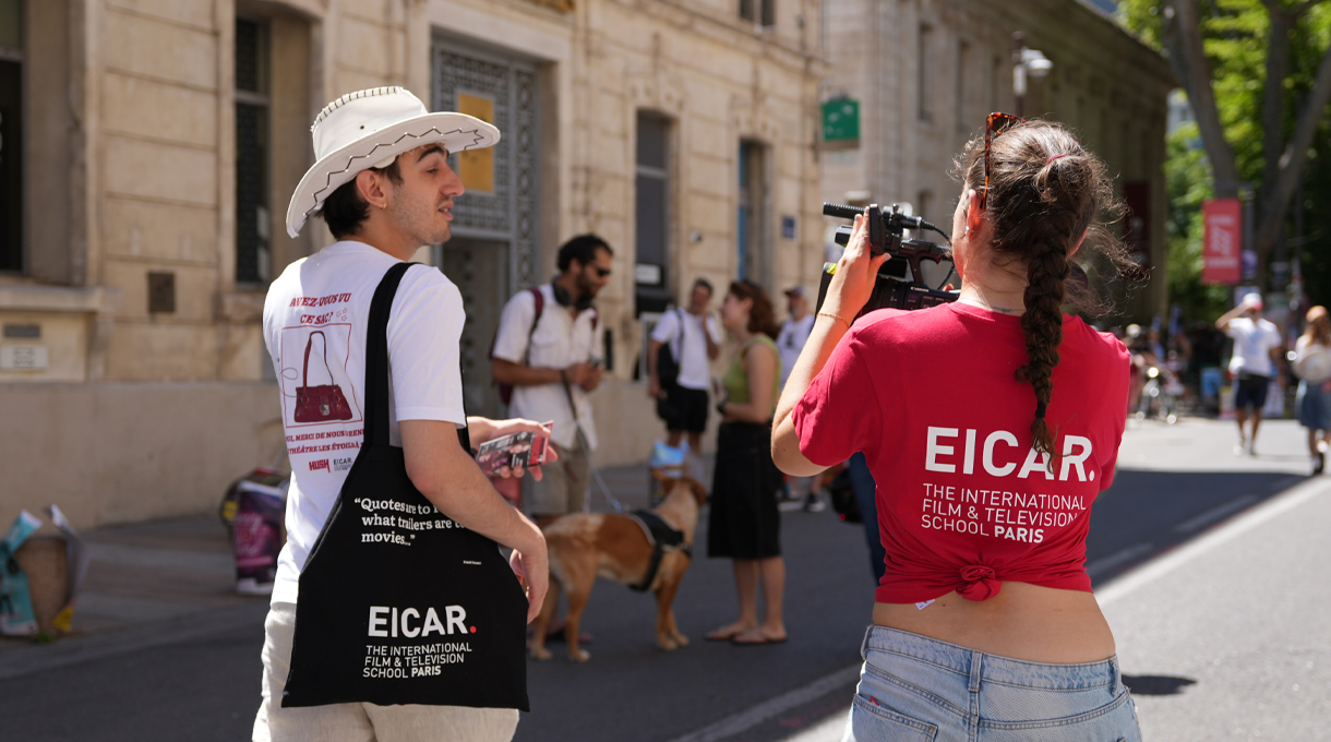 Une étudiante d'EICAR filme un comédien de HUSH dans les rues d'Avignon