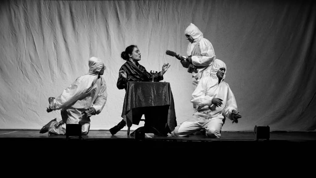 La compagnie Le T.R.U.C. formée par des étudiants et anciens de la formation Acting, joue Jeux de massacre sur la scène du Théâtre Dejazet, dans une mise en scène de Pablo Freïtas.